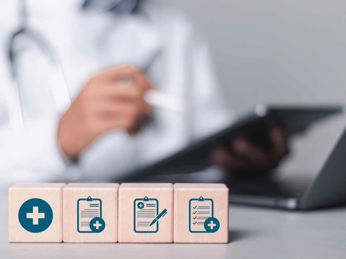 A clinician relies on an EMR feature to finalize patient charts before the end of the year.