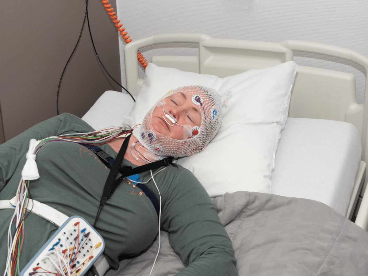 Using sleep lab software for precise polysomnography in a middle-aged patient.
