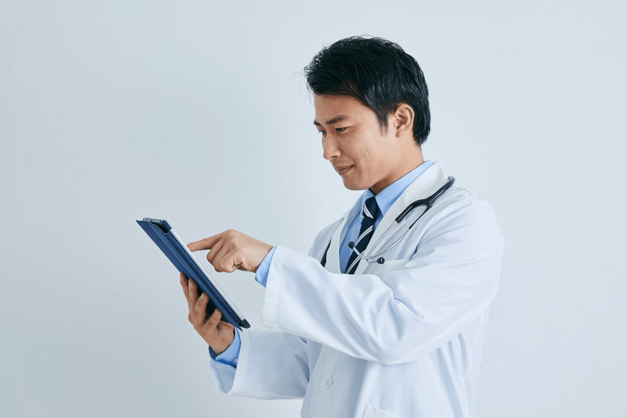 Using their mobile EHR, the doctor gets real-time updates about their patient.