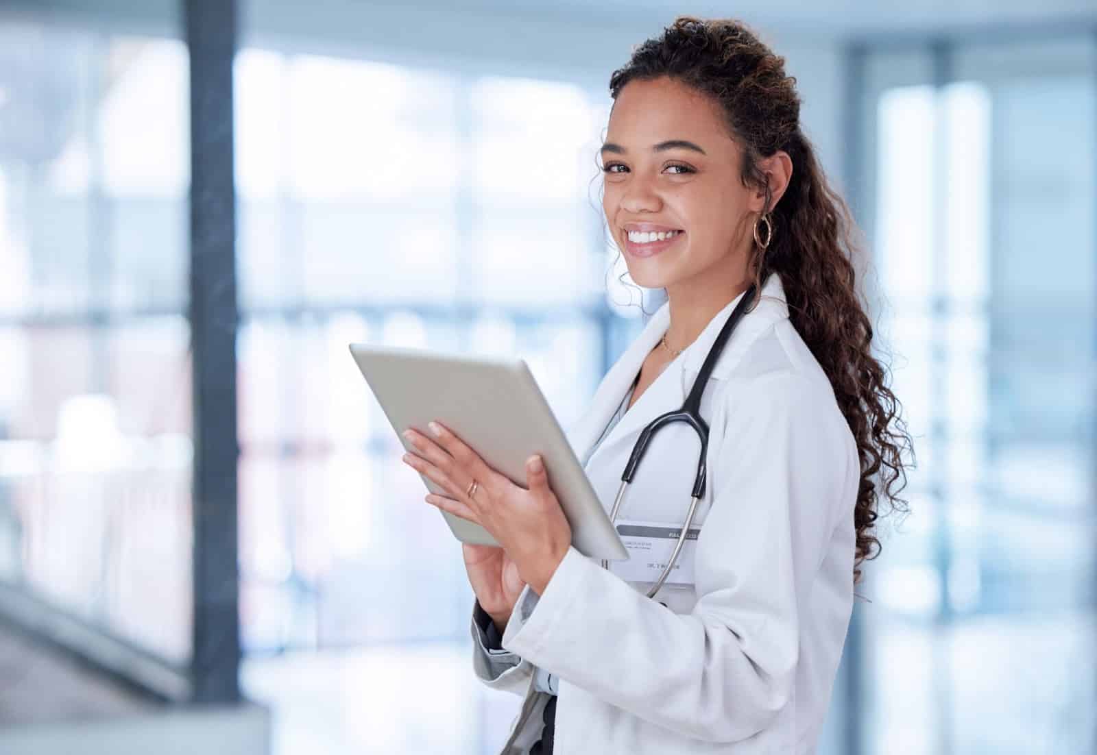 A healthcare professional enjoys the benefits of EHR interoperability thanks to healthcare data exchange network integrations.
